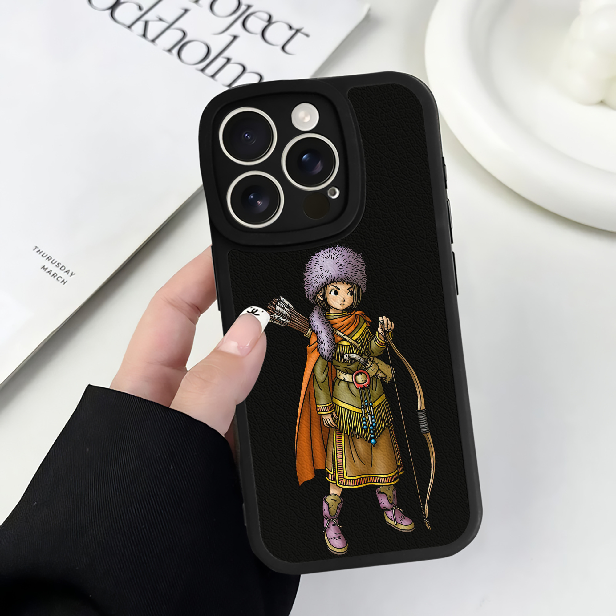 （画像用） ドラゴンクエスト Doragon Kuesuto Dragon Quest 【iPhone 16シリーズ対応】シリコンスマホケース（レザー調） 材質：シリコン
